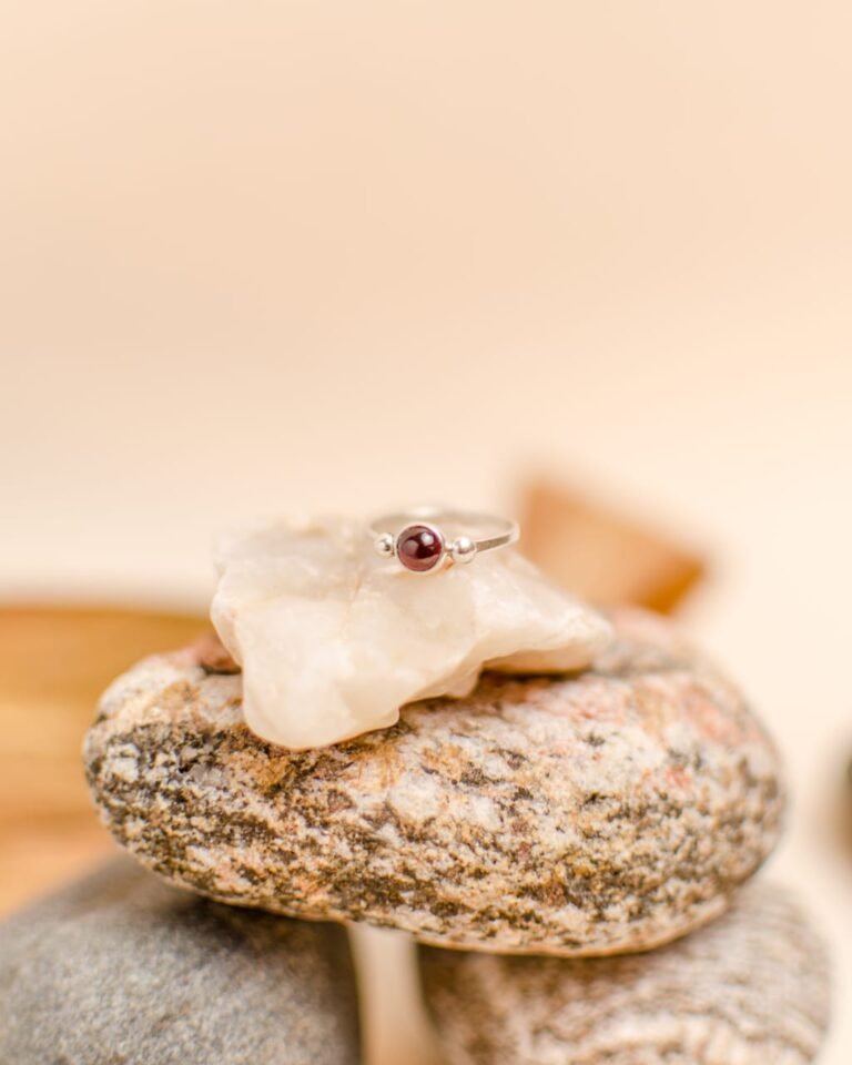 Anillo Mombasa con Granate